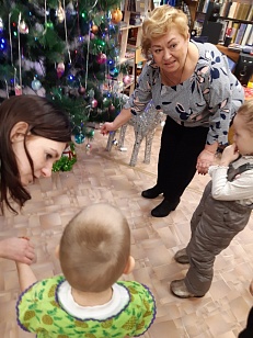 Новогоднее путешествие по детской библиотеке